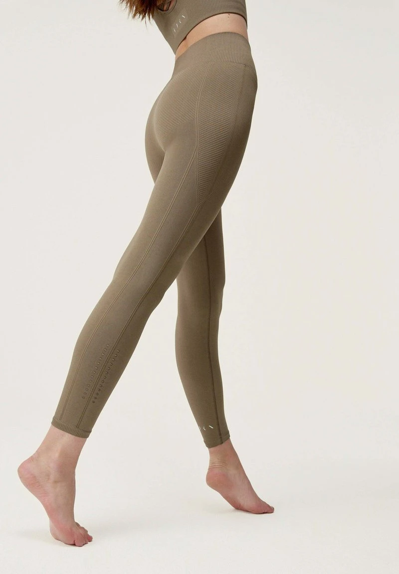 Born Living Yoga Tights - Marrón Topo 5 Born Living Yoga Tights - Marrón Topo – Bild 3