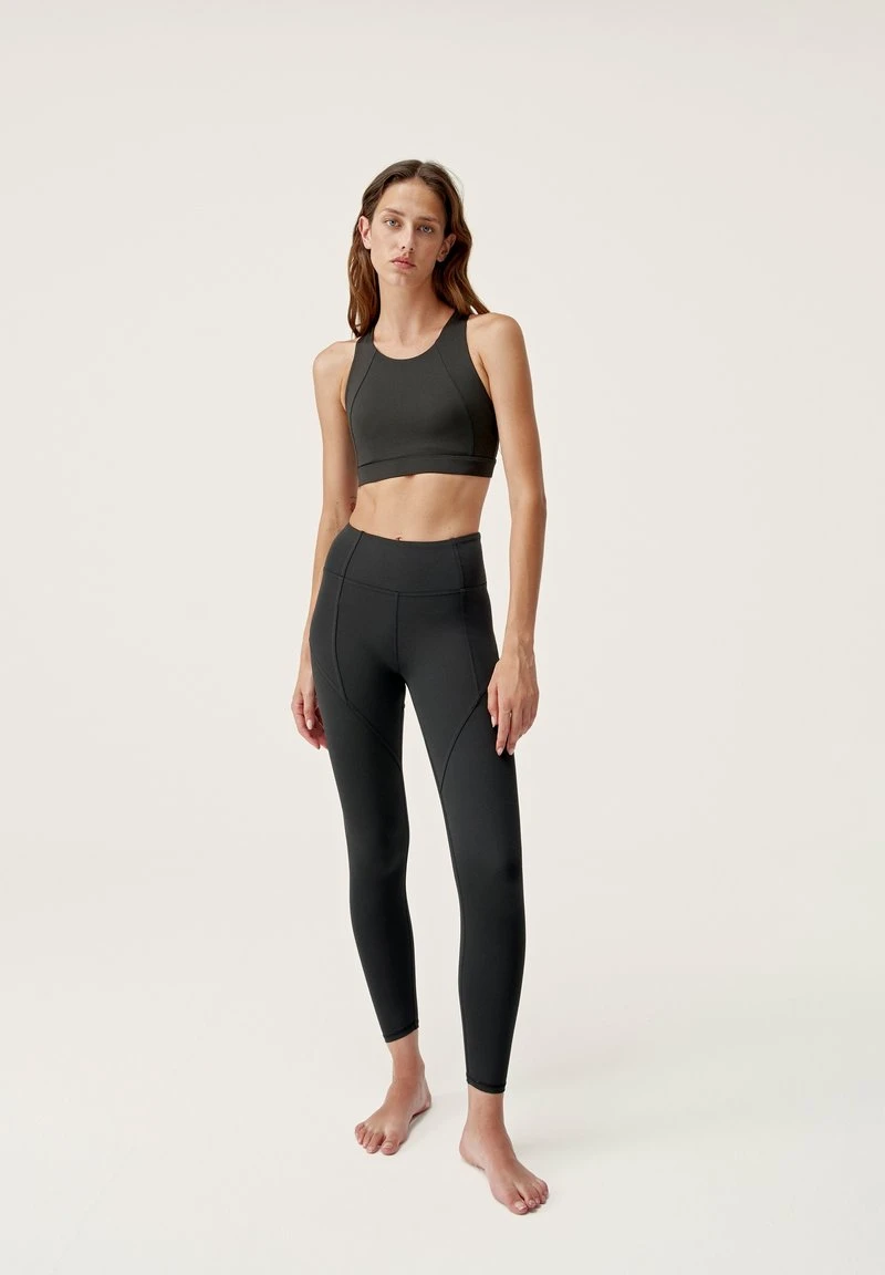 Born Living Yoga INDI - Sport-BH Mit Leichter Stützkraft - Black 4 Born Living Yoga INDI - Sport-BH Mit Leichter Stützkraft - Black – Bild 2