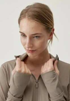 Born Living Yoga AIRLA - Trainingsjacke - Fossil -Born Living Yoga Verkäufe 7eba0accb79e4c819a196b7ae5844aea