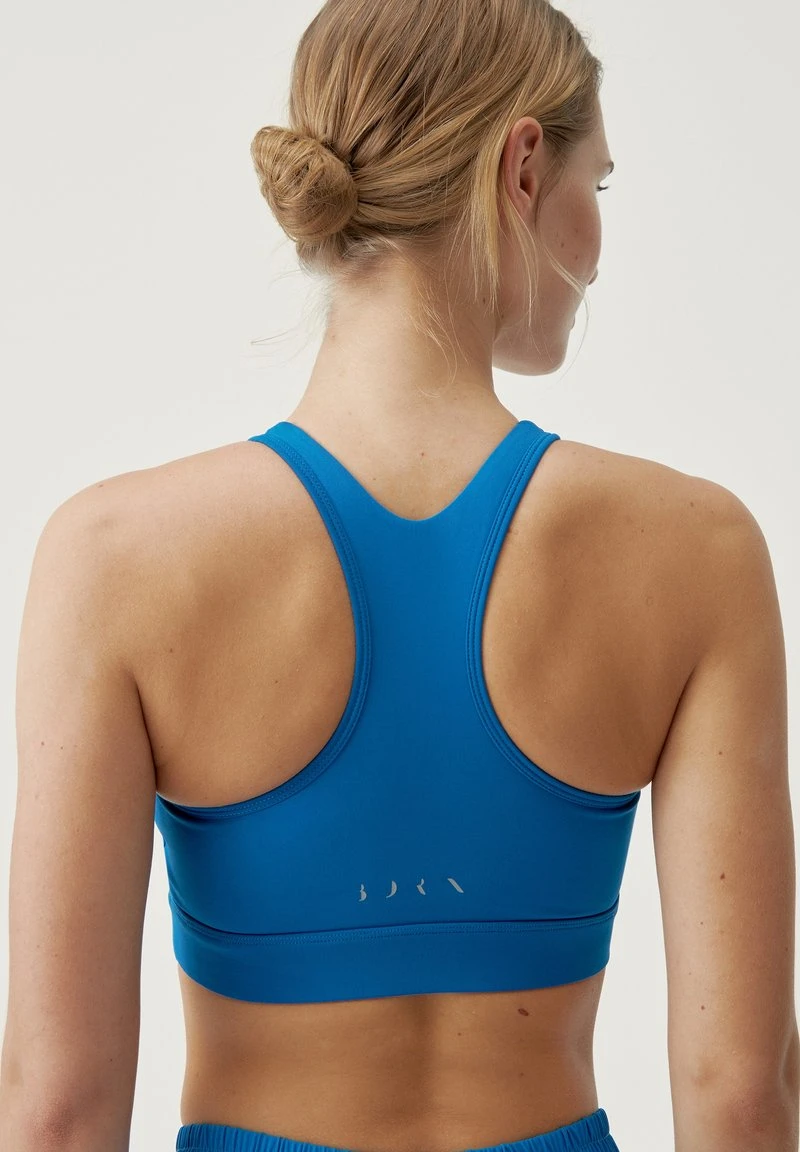 Born Living Yoga TOP BIKILA - Sport-BH Mit Mittlerer Stützkraft - Gloss Blue 7 Born Living Yoga TOP BIKILA - Sport-BH Mit Mittlerer Stützkraft - Gloss Blue – Bild 5