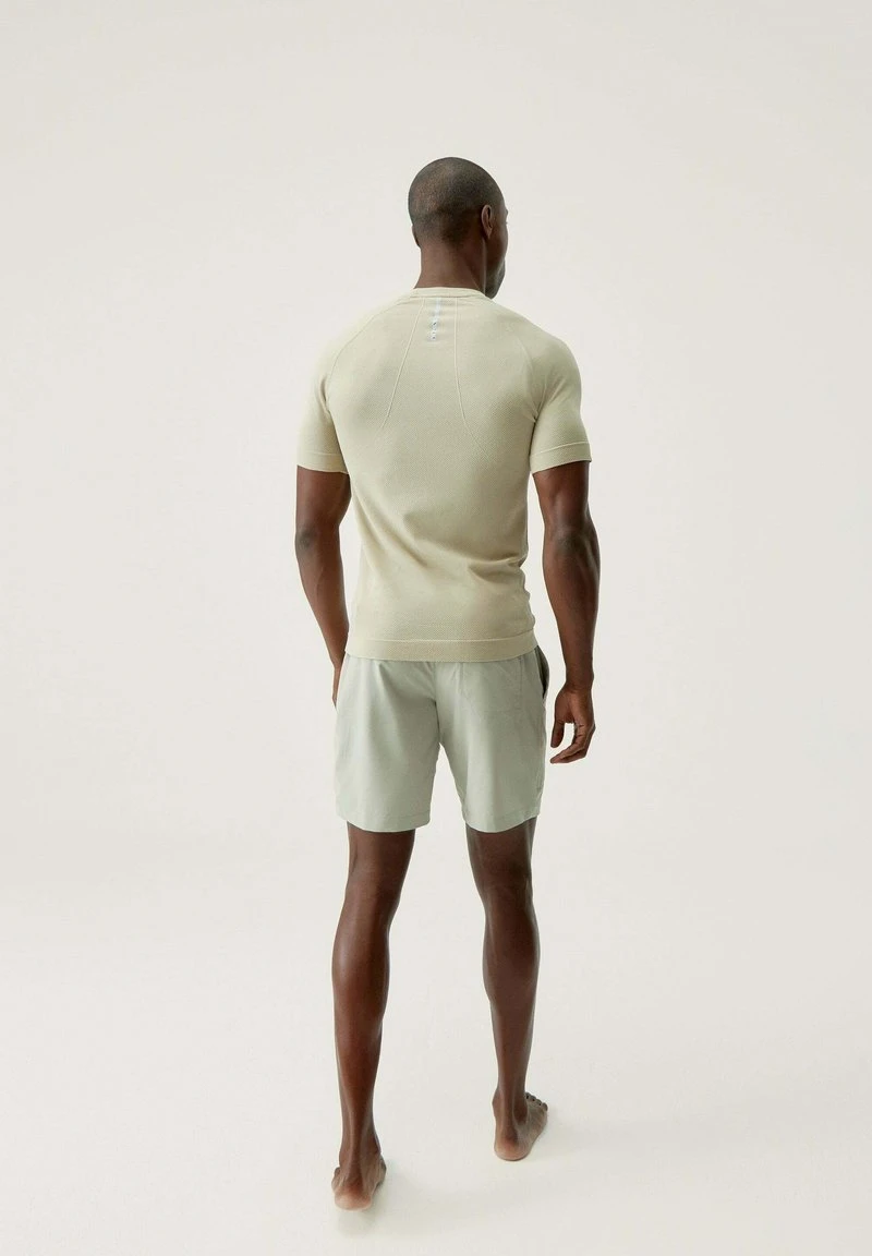 Born Living Yoga RHEIN - Kurze Sporthose - Beige 6 Born Living Yoga RHEIN - Kurze Sporthose - Beige – Bild 4