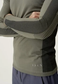 Born Living Yoga KILUX - Langarmshirt - Verde Oscuro -Born Living Yoga Verkäufe f9564751f3be4eeb9b3922ce9256df86